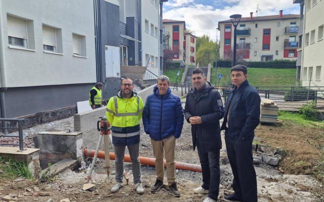 El alcalde de Zumarraga, Mikel Serrano, segundo por la derecha, durante una visita a la obra.