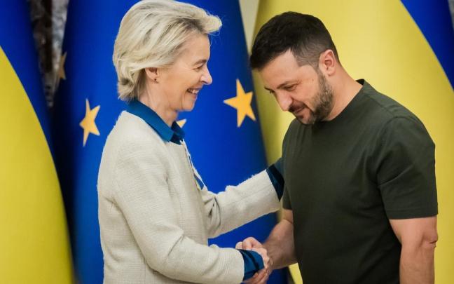 La presidenta del Ejecutivo comunitario ha realizado este anuncio desde Kiev, a donde ha viajado este viernes para reunirse con el presidente ucraniano, Volodimir Zelenski.