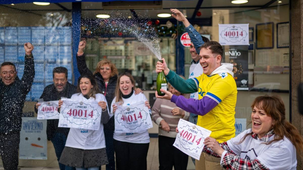 Empleados de una administración celebrando un premio de la Lotería de Navidad