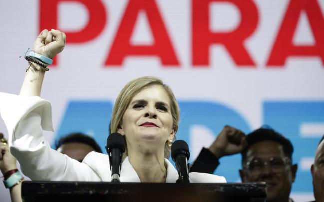 Laura Fernández celebra su victoria en las elecciones de Costa Rica.