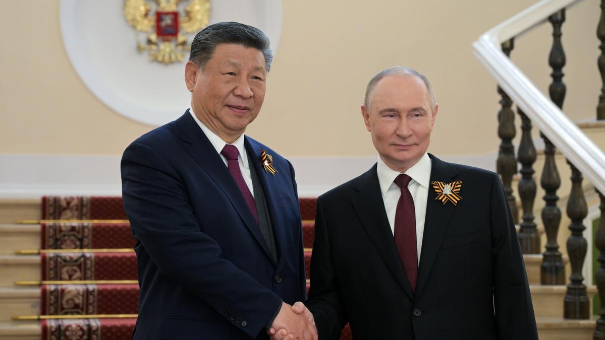 China es actualmente el principal aliado del régimen de Moscú y el presidente chino, Xi Jinping, es uno de los grandes invitados al desfile por el día de la Victoria en Moscú junto a Putin.