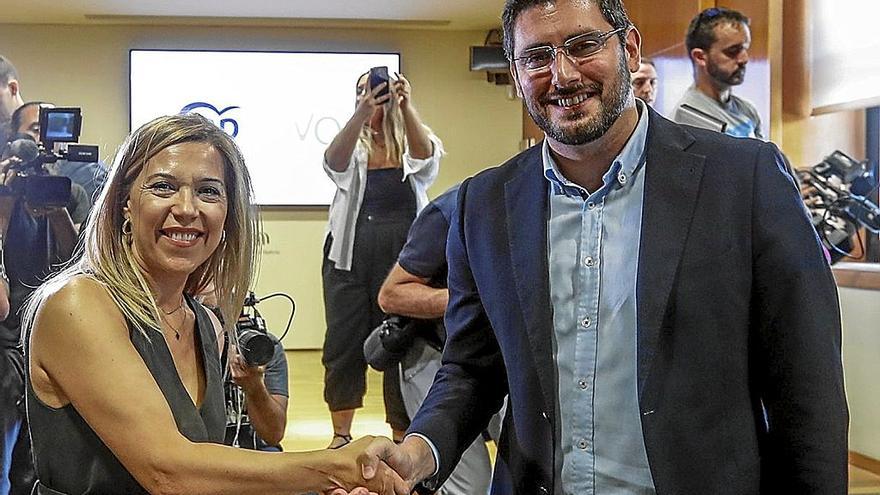 Oficialización del acuerdo entre PP y Vox en Aragón el pasado viernes. | FOTO: EFE