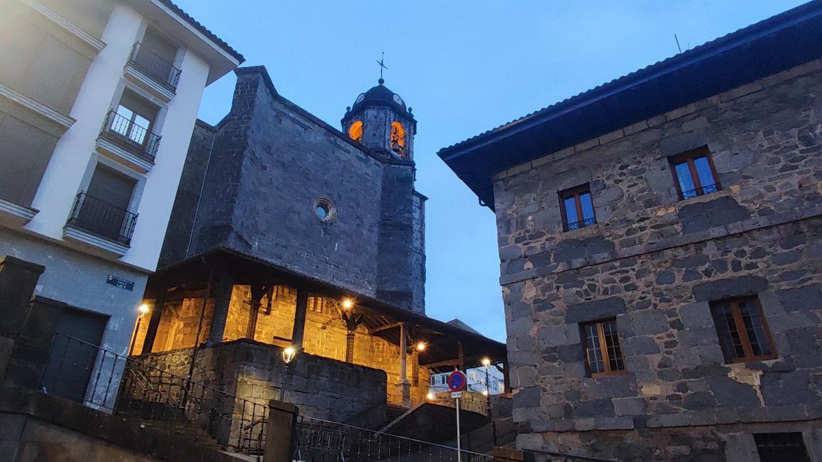 Vista de la parroquia de Santa María la Real de Soraluze, situada en el centro de la controversia por el sonido de sus campanas por la noche