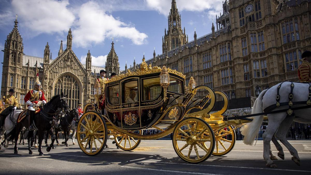 El carro que traslada a Carlos III a su llegada al Palacio de Westminster.