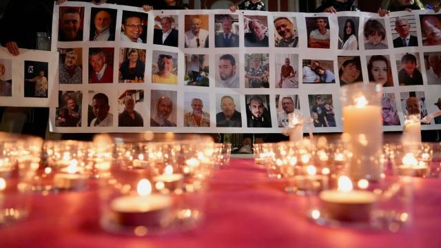 Familias de las víctimas de la dana les recuerdan con velas, música y fotografías en Picanya