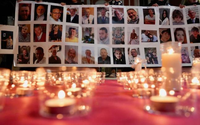 Familias de las víctimas de la dana les recuerdan con velas, música y fotografías en Picanya