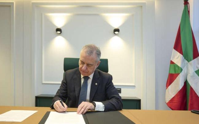 El lehendakari firma el decreto que convoca elecciones el domingo 21 de abril.