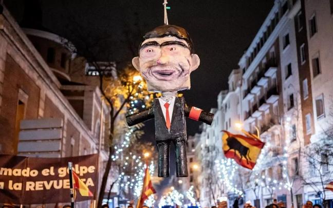 Muñeco ahorcado de Pedro Sánchez en la concentración de Nochevieja en Ferraz. / EP Muñeco ahorcado de Pedro Sánchez en la concentración de Nochevieja en Ferraz.
