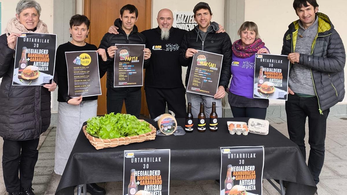 Varios socios de Lekanazpi, con algunos de los baserritarras.