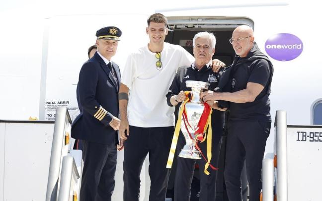 Pedro Rocha agarra junto a Luis de la Fuente el trofeo de la Eurocopa.