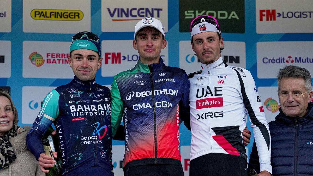 Paul Seixas posa en el podio con Jan Christen y Lenny Martinez tras su exhibición.