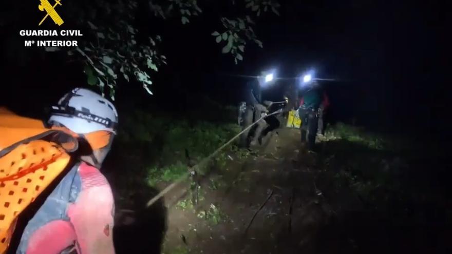 Uno de los barranquistas siendo rescatado con cuerdas por la Guardia Civil en la Garganta Verde, en la sierra de Cádiz