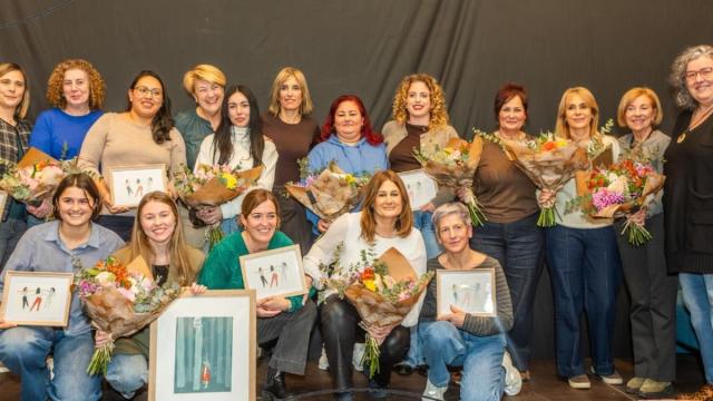 Las trabajadoras del Centro de Día de Orio recogen el reconocimiento 'Herri Aitortza'.