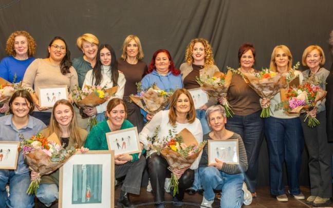 Las trabajadoras del Centro de Día de Orio recogen el reconocimiento 'Herri Aitortza'.