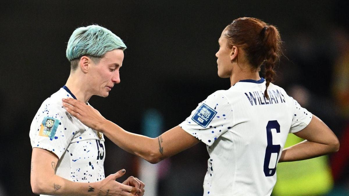 Lynn Williams (d) consuela a Rapinoe tras fallar su penalti.