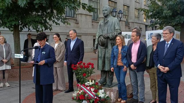 La portavoz del PNV en el Congreso, Maribel Vaquero, en la ofrenda floral al Lehendakari Aguirre.