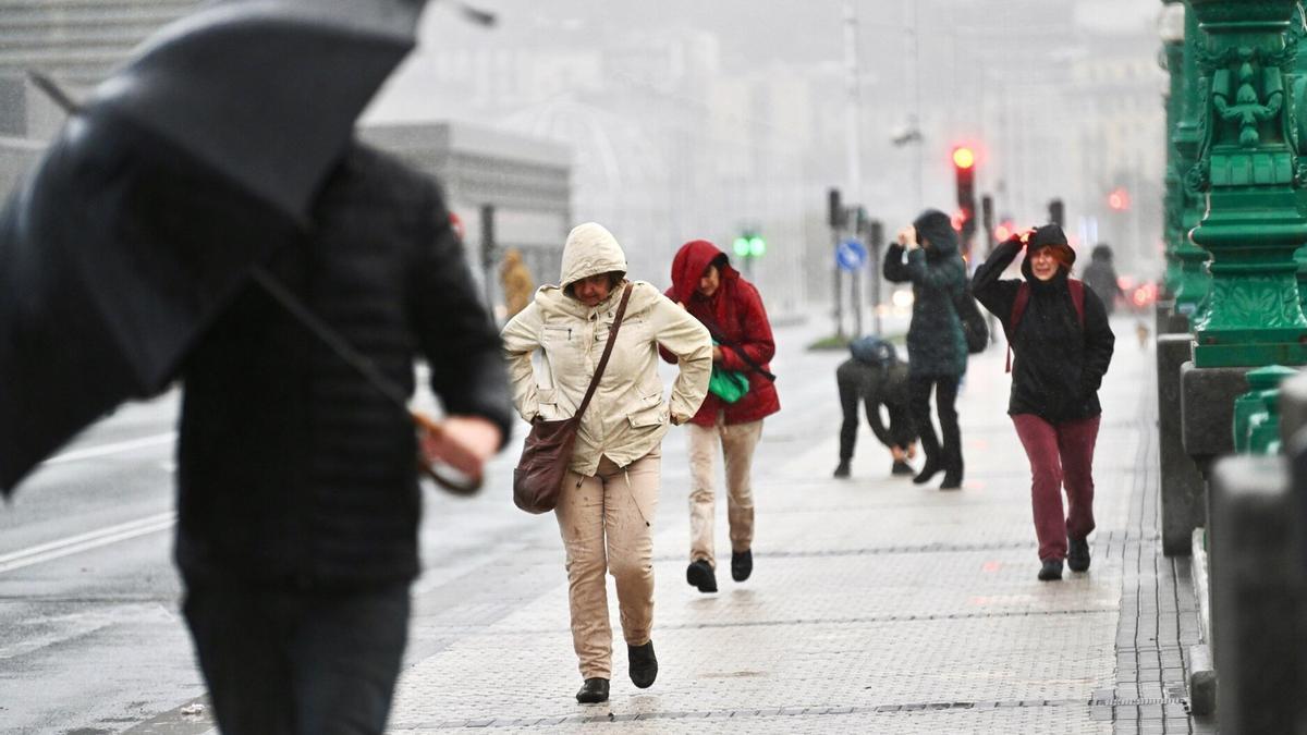 Imagen de archivo de un temporal de frío y lluvia en Donostia