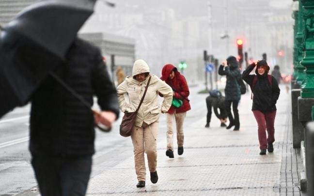 Imagen de archivo de un temporal de frío y lluvia en Donostia