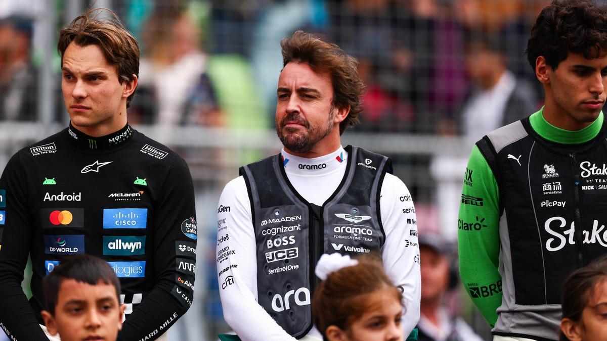 Fernando Alonso posa junto a Oscar Piastri, líder del Campeonato del Mundo de Fórmula 1.