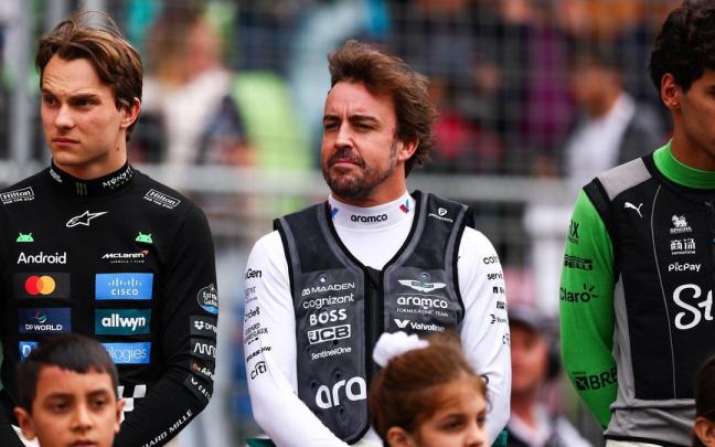 Fernando Alonso posa junto a Oscar Piastri, líder del Campeonato del Mundo de Fórmula 1.