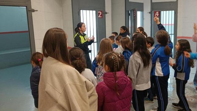 Visita de los alumnos de distintos centros escolares de Irun a las instalaciones de la Policía Local.