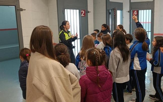 Visita de los alumnos de distintos centros escolares de Irun a las instalaciones de la Policía Local.