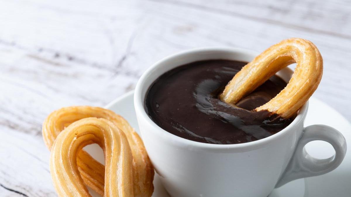 Taza de chocolate caliente con churros