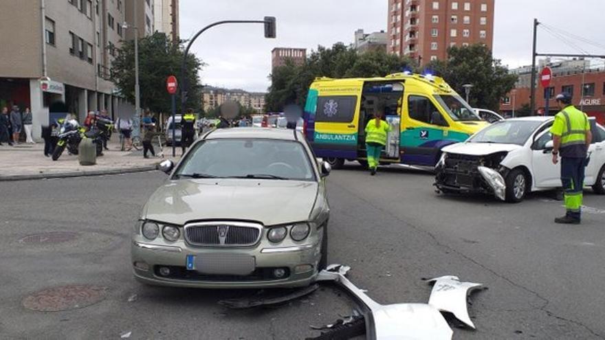 Así han quedado los dos vehículos implicados en el accidente de tráfico en Salburua