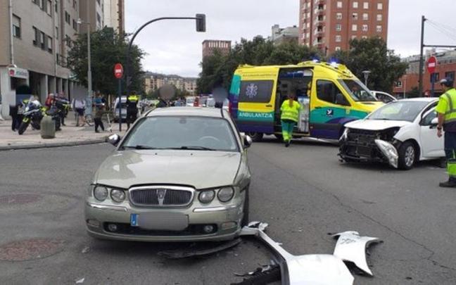 Así han quedado los dos vehículos implicados en el accidente de tráfico en Salburua