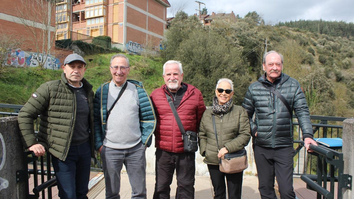 Representantes de la asociación Gorostizakoak en la zona de la calle Larragain, que plantean unir con Maitena mediante dos ascensores.