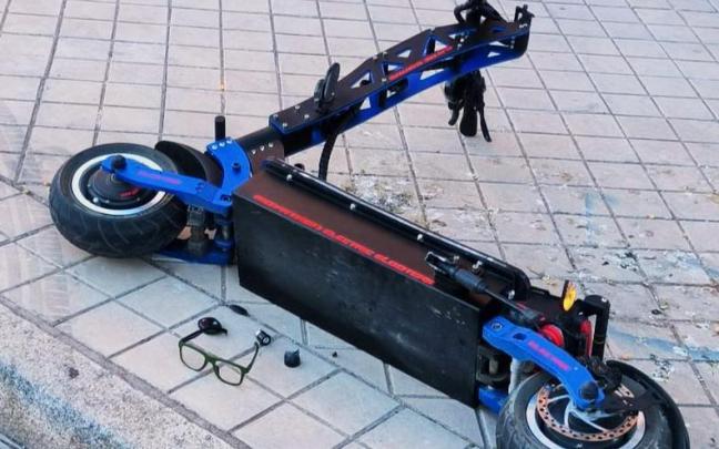 Un joven muere tras sufrir una caída de un patinete eléctrico. Un joven muere tras sufrir una caída de un patinete eléctrico.