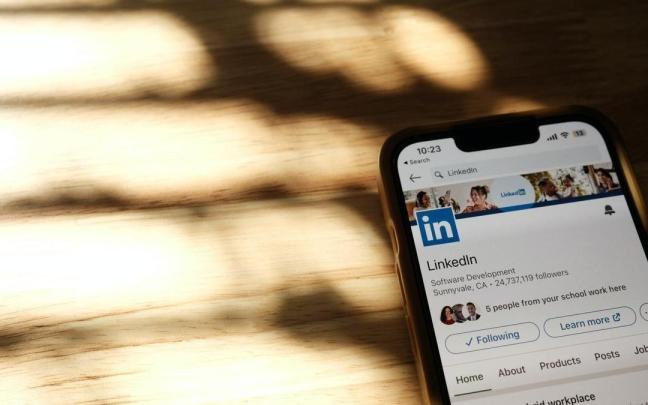Un smartphone con la web de LinkedIn.