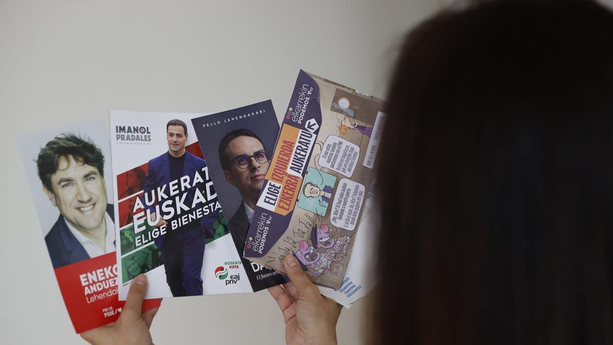 Propaganda electoral de varias candidaturas a las elecciones vascas.