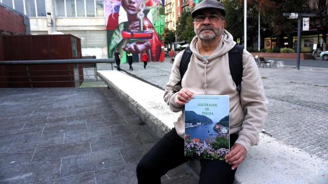 Ángel Mari Pérez posa en la plaza Gernika.