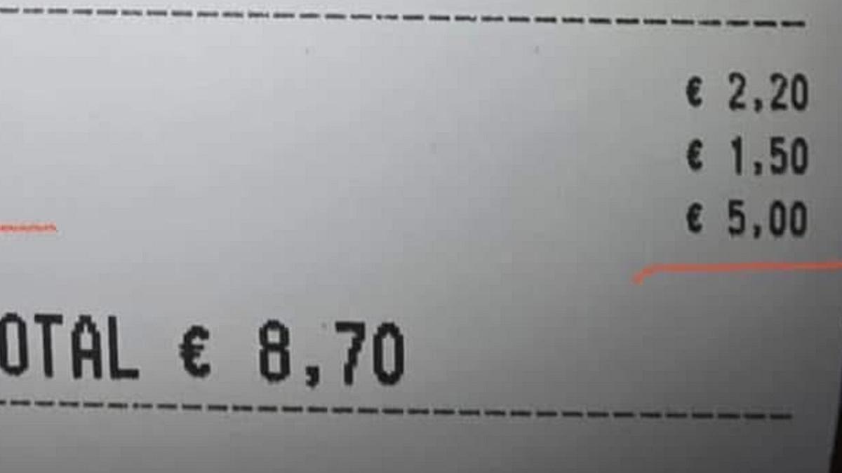El ticket con el cargo de 5 euros.