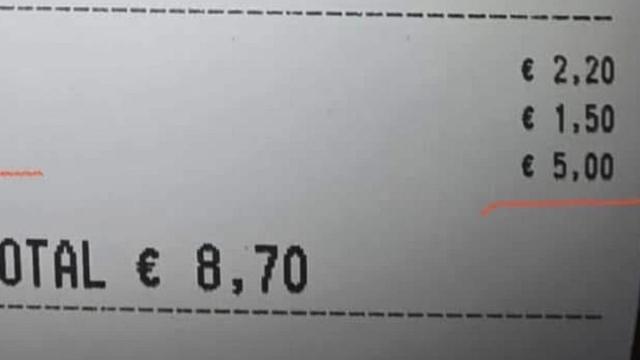 El ticket con el cargo de 5 euros.