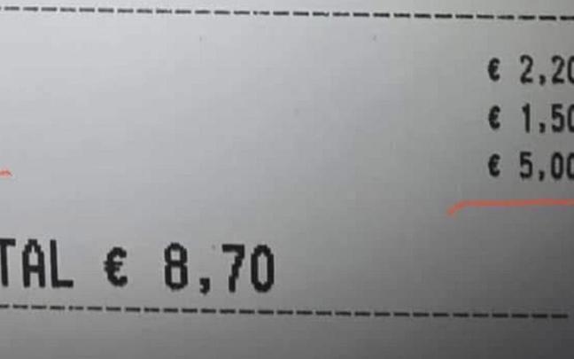 El ticket con el cargo de 5 euros.
