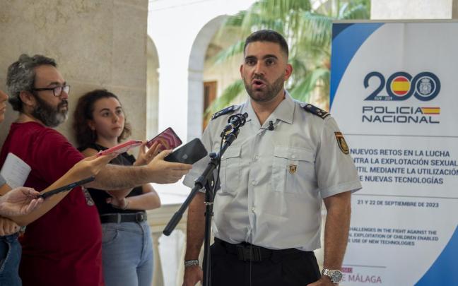 El Jefe del Grupo de Protección al Menor de la Unidad Central de Ciberdelincuencia, Javier Izquierdo de la Rosa, atiende a los medios. El Jefe del Grupo de Protección al Menor de la Unidad Central de Ciberdelincuencia, Javier Izquierdo de la Rosa, atiende a los medios.