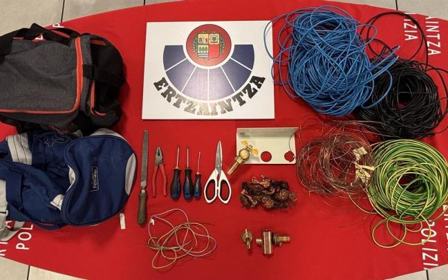 Bi atxilotu izan dira Gasteizen, bat adingabea, obretan dagoen eraikin batean kobrezko kablea lapurtzeagatik.