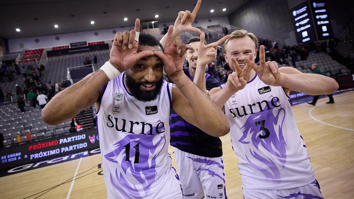 Hillary, Font y Frey celebraron de esta guisa el triunfo en Granada. / ACB PHOTO/ F.RODRÍGUEZ