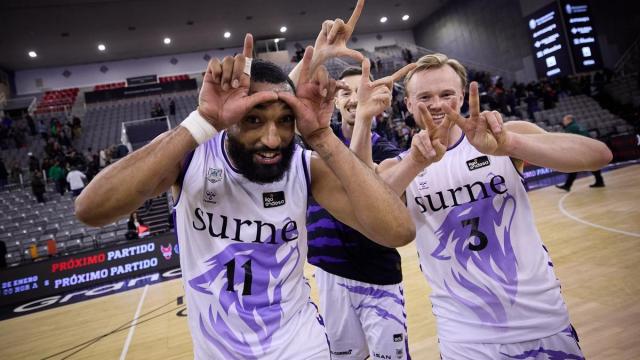 Hillary, Font y Frey celebraron de esta guisa el triunfo en Granada. / ACB PHOTO/ F.RODRÍGUEZ