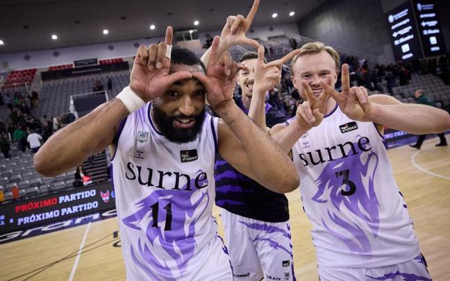 Hillary, Font y Frey celebraron de esta guisa el triunfo en Granada. / ACB PHOTO/ F.RODRÍGUEZ
