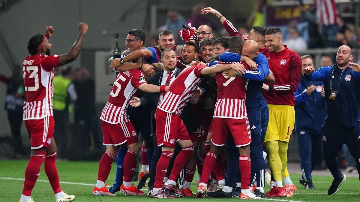 Jugadores y cuerpo técnico del Olympiacos celebran el segundo gol contra el Aston Villa.