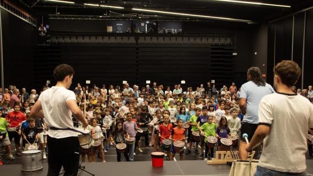 Taller de percusión del alumnado local.