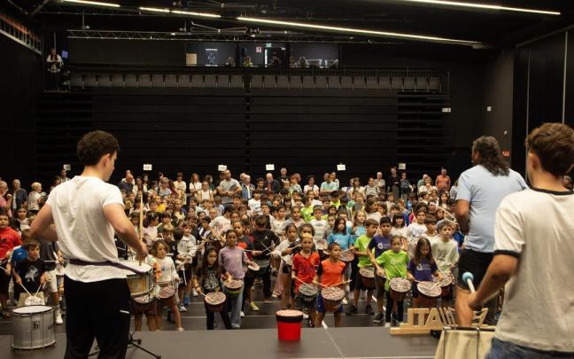 Taller de percusión del alumnado local.