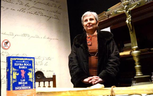 Elvira Roca ayer en Zugarramurdi en la presentación. Elvira Roca ayer en Zugarramurdi en la presentación.