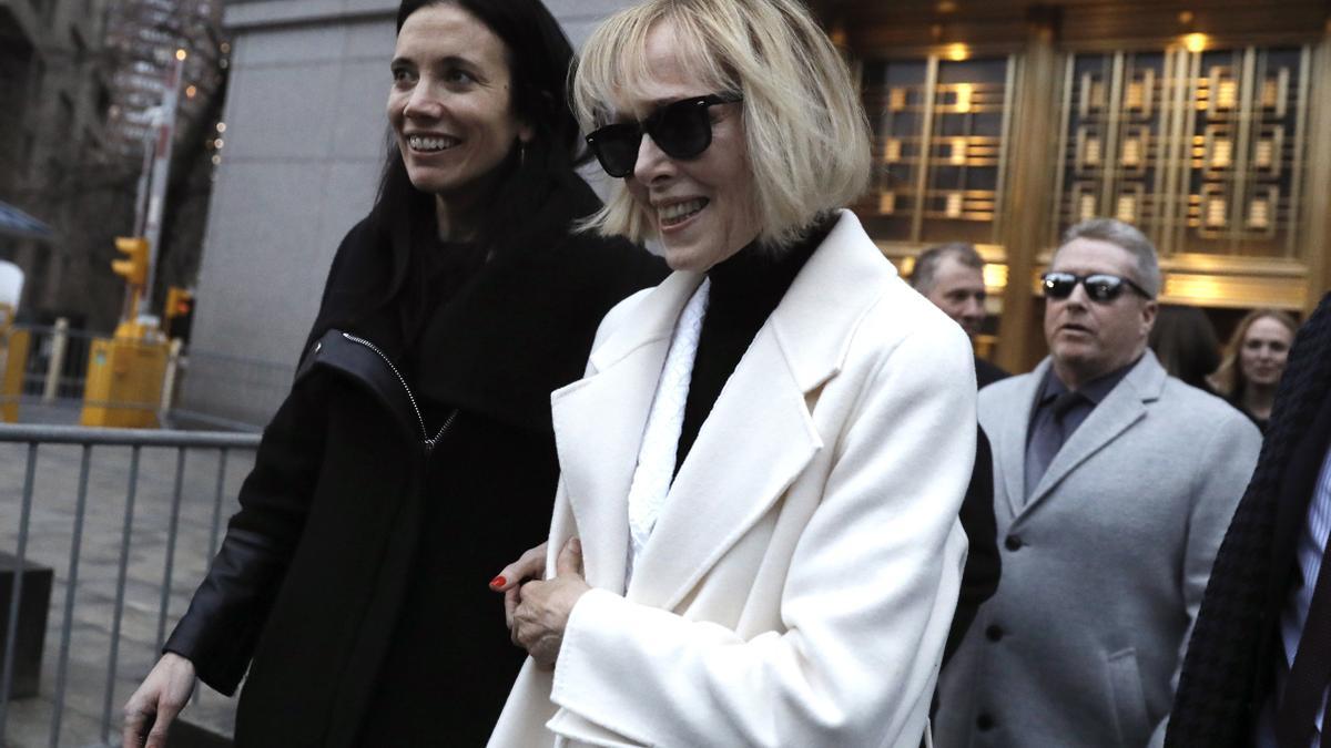 La periodista E. Jean Carroll abandona los juzgados tras conocer el veredicto.