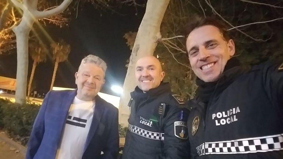 Alberto Chicote, con dos policías locales.