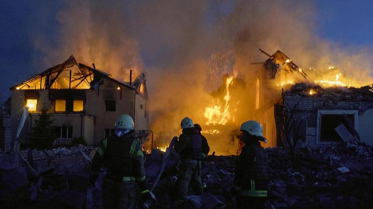 Los bomberos tratan de sofocar el incendio provocado por un ataque ruso en Járkov.