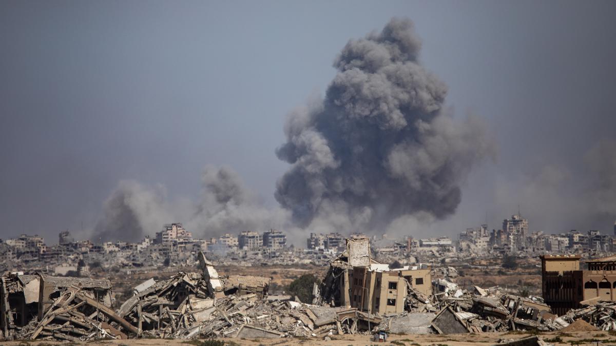 Israel intensifica sus ataques en la ciudad de Gaza.